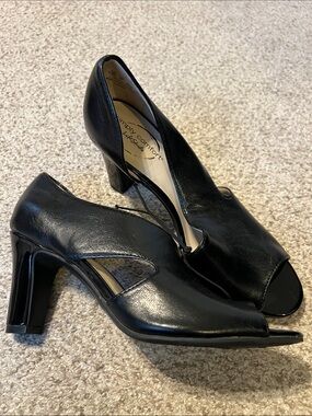 Life Stride Black Leather Open-Toe Block Heel Pumps